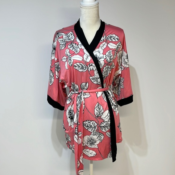 Secret Treasures Other - Secret Treasures Robe Sz L Pink Black Sleepwear Floral Belt Kimono
